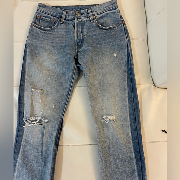 Perfectly Distressed Levi’s 501 midrise jeans size 26 - Picture 2 of 7